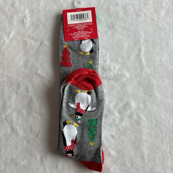 PENGUIN Christmas Socks Holiday bundle 3 pair women's shoe size 5-9 NWT penguins - Picture 3 of 7
